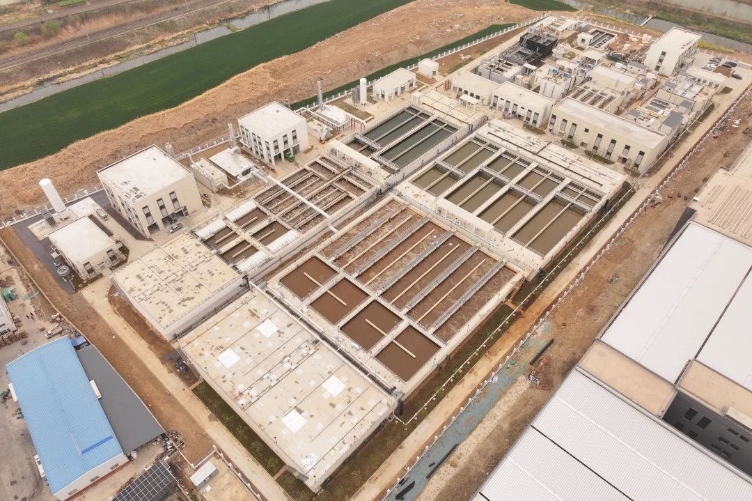 1752563459802977.jpg 鳳陽經(jīng)濟(jì)開發(fā)區(qū)污水處理廠二期工程順利通過竣工驗收.jpg